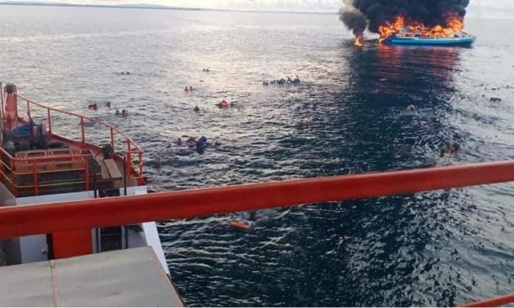 Siete muertos y otros 120 rescatados en incendio de ferry en Filipinas