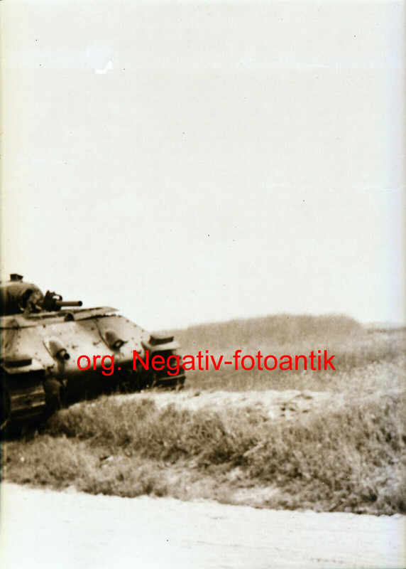 Foto 2WK org. Negativ Ostfront Panzer T 34 brennt nach Abschuss Combat1