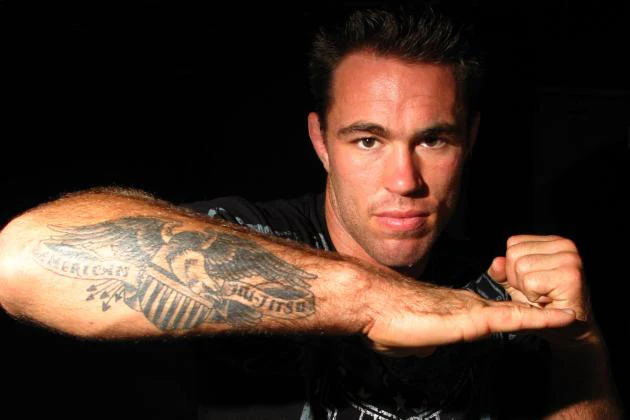 Джейк Шийлдс се оплака, че го демонетизирали, защото критикувал Израел