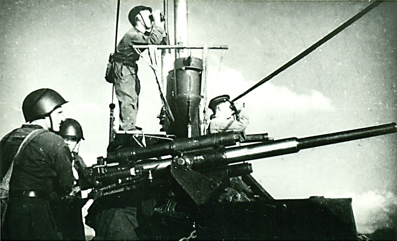 Щ-205 расчёт кормового 45-мм орудия  командира отделения артиллеристов старшины 2-й ст. Байкова Григ