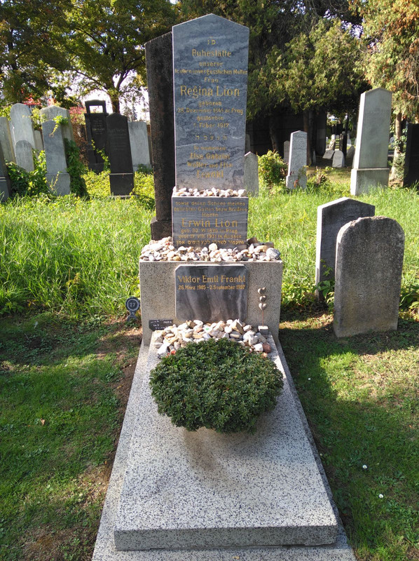 Grave-of-Viktor-Frankl-03