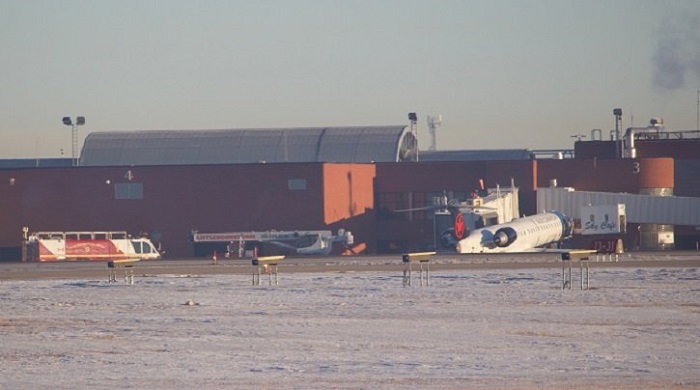 Penerbangan Air Canada dari Regina ke Vancouver dan Toronto ditunda setelah sebuah truk katering terjebak di bawah hidung pesawat CRJ900.