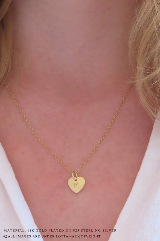 Este delicado collar de corazón personalizable es la forma perfecta de mostrar tu personalidad. Fabricado en plata de ley 925 y chapado en oro de 18 quilates, este collar atraerá todas las miradas allá donde vaya. La inicial que elijas se estampará a mano en el disco, convirtiéndolo en una pieza de joyería totalmente única que podrás lucir con orgullo. Tanto si eliges tu propia inicial como un recuerdo especial de alguien cercano, este collar es una forma maravillosa de expresar quién eres. Perfecto para llevar a diario, añadirá un toque de elegancia a cualquier atuendo. Añade hoy mismo a tu colección esta hermosa pieza de joyería personalizada.