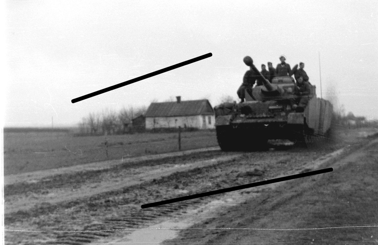 Rußland Deutscher Panzer in Fahrt Panzerkampfwagen Zimmerit