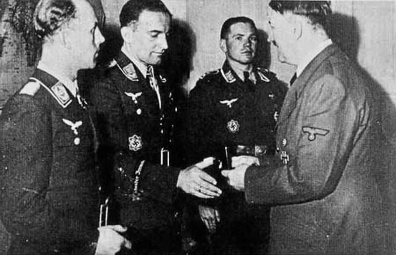 Rudel recibe la Cruz de Caballero de manos de Adolf Hitler