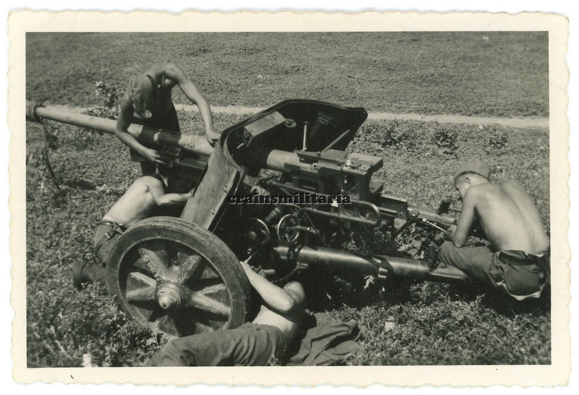 Orig Foto Panzerjager Soldaten bei Arbeit an mittlere Pa K Geschutz