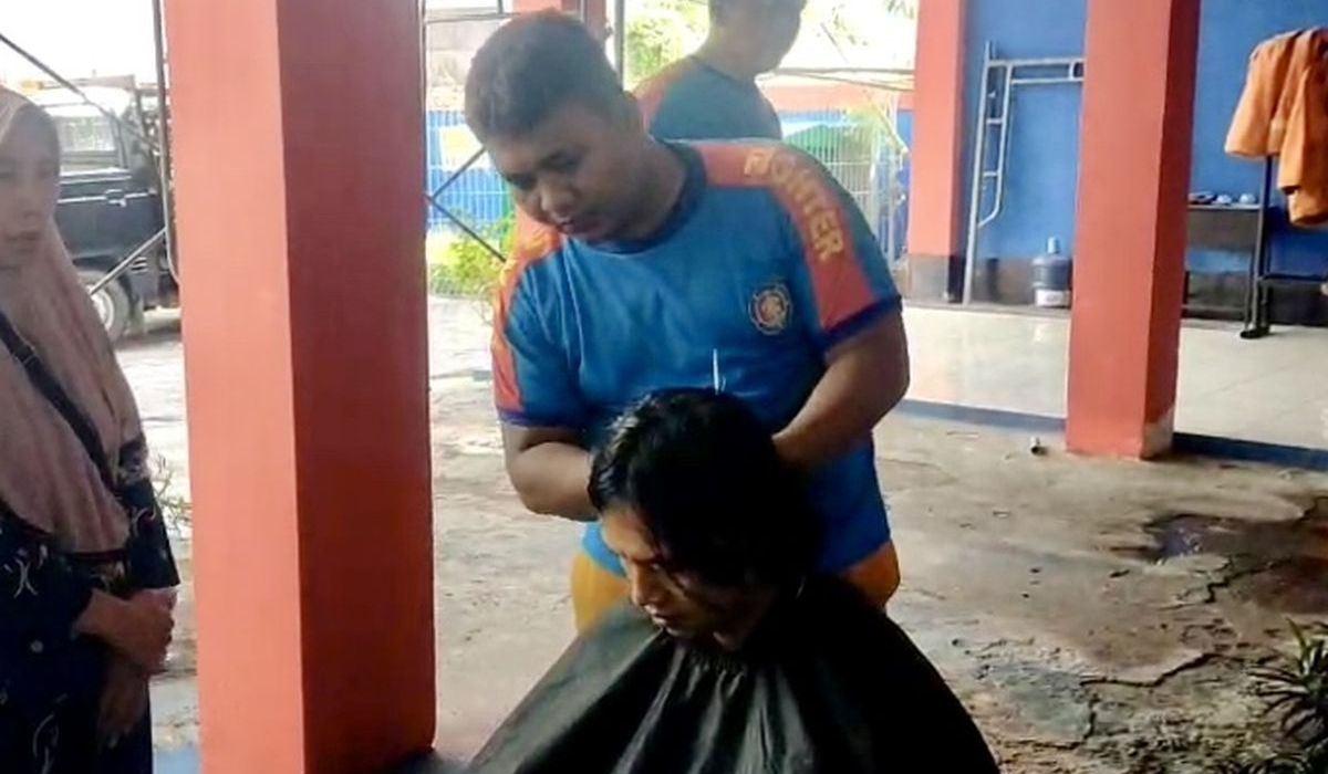 Petugas Damkar Surabaya Bantu ODGJ Potong Rambut, Cerita Mengharukan