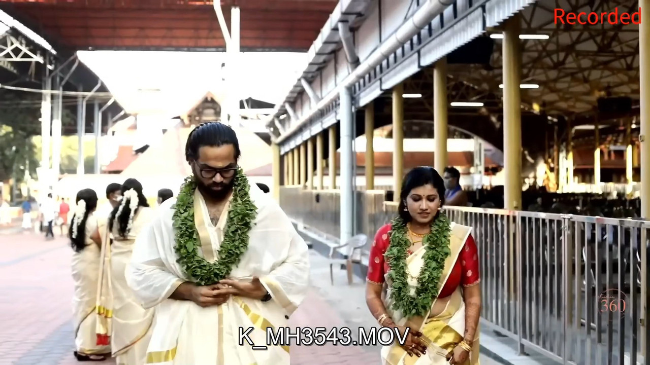 Malayali Bride Very Huge Breasts and Big Sexy Deep Navel Slips in Traditional Saree.mkv_snapshot_05.