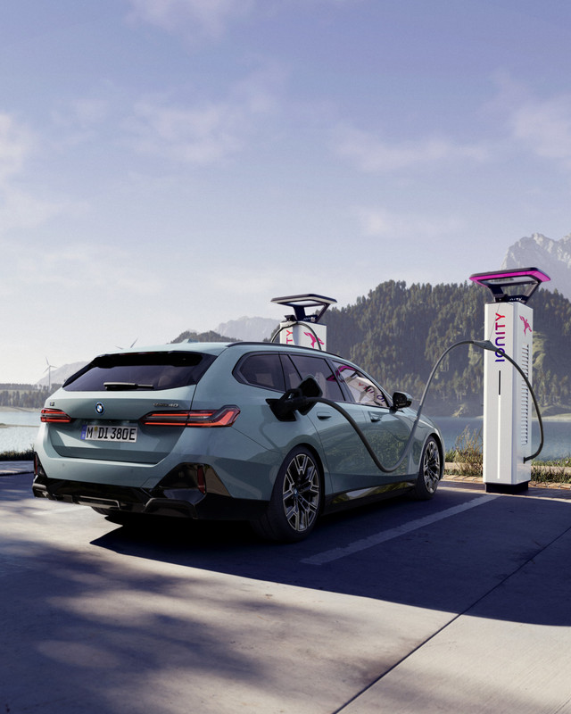 P90536926_highRes_charging-the-new-bmw