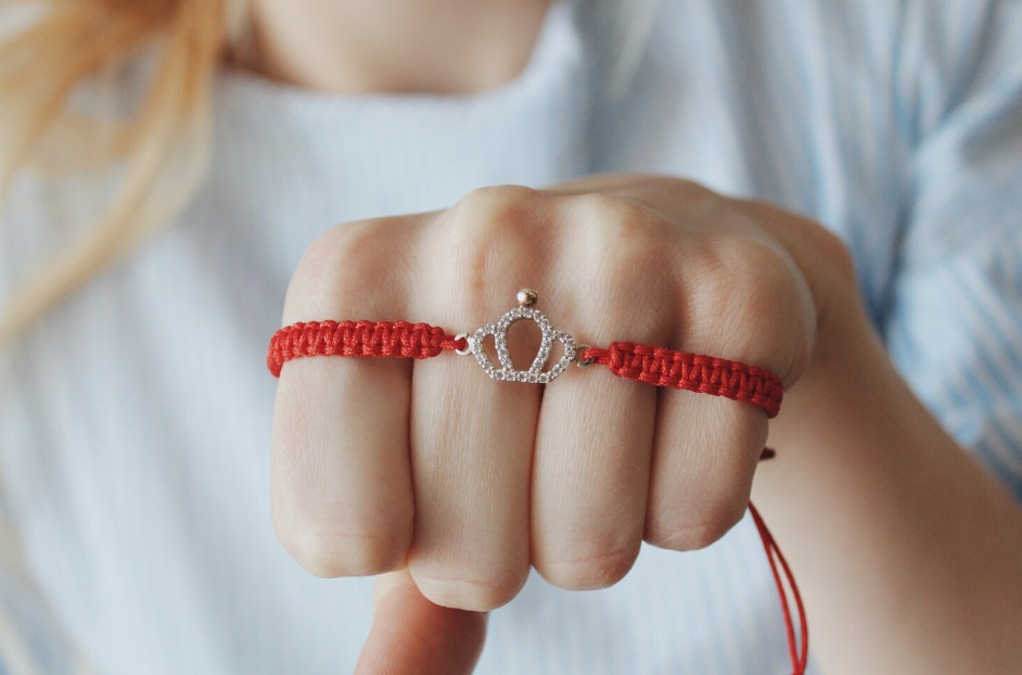 Браслет з макраме