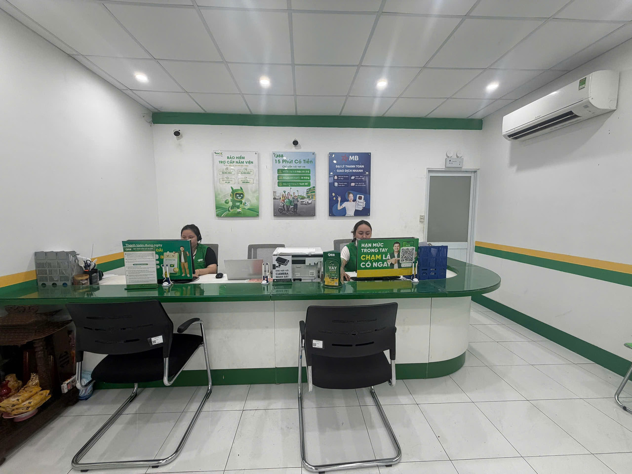 Nhân viên F88 hỗ trợ tại phòng giao dịch Ngã Ba KCN Suối Dầu