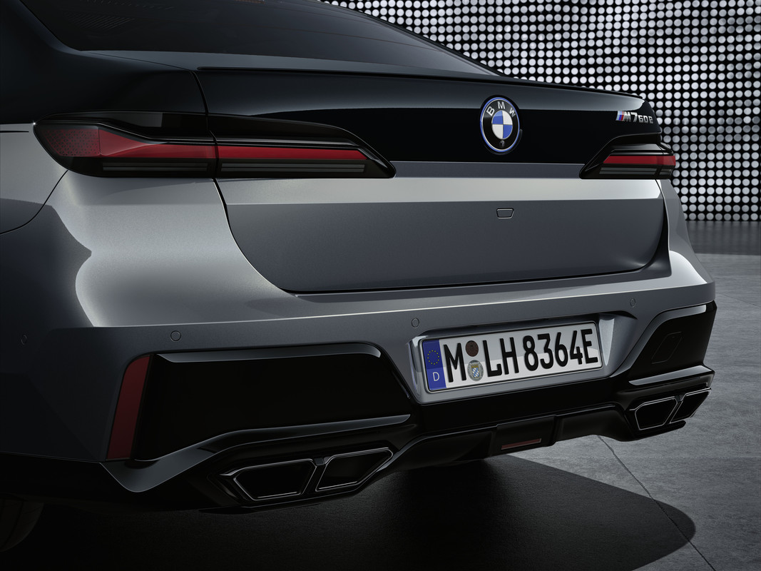 P90458844_highRes_the-new-bmw-m760e-xd