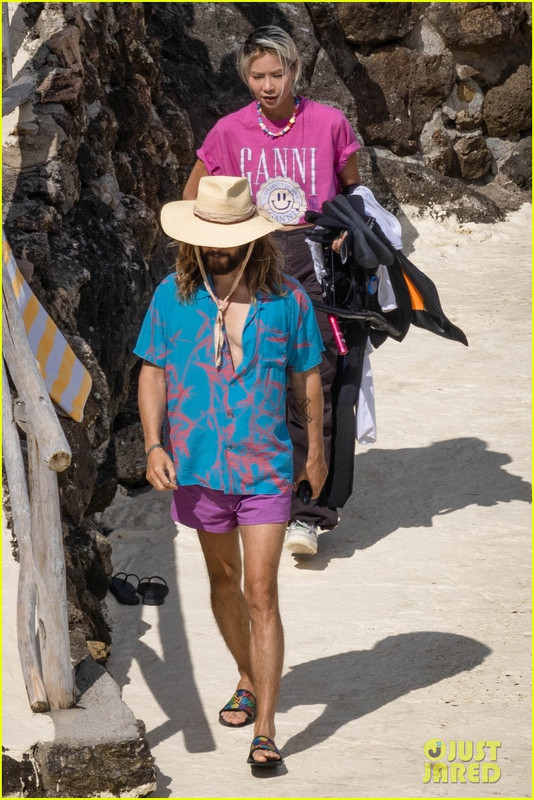 jared-leto-goes-scuba-diving-on-vacation-in-italy-11.jpg