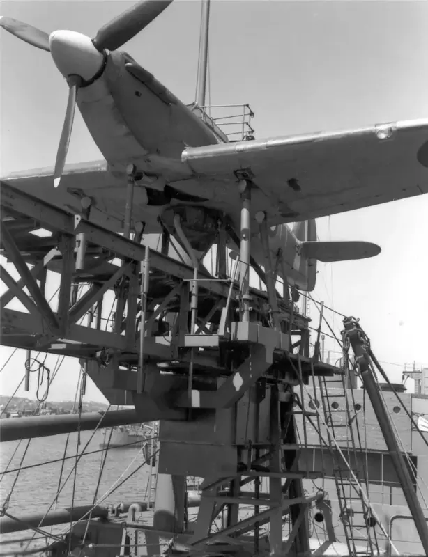 Vista frontal de un Sea Hurricane sobre la catapulta de proa de un CAM Ships Vista frontal de un Sea Hurricane sobre la catapulta de proa de un CAM Ships