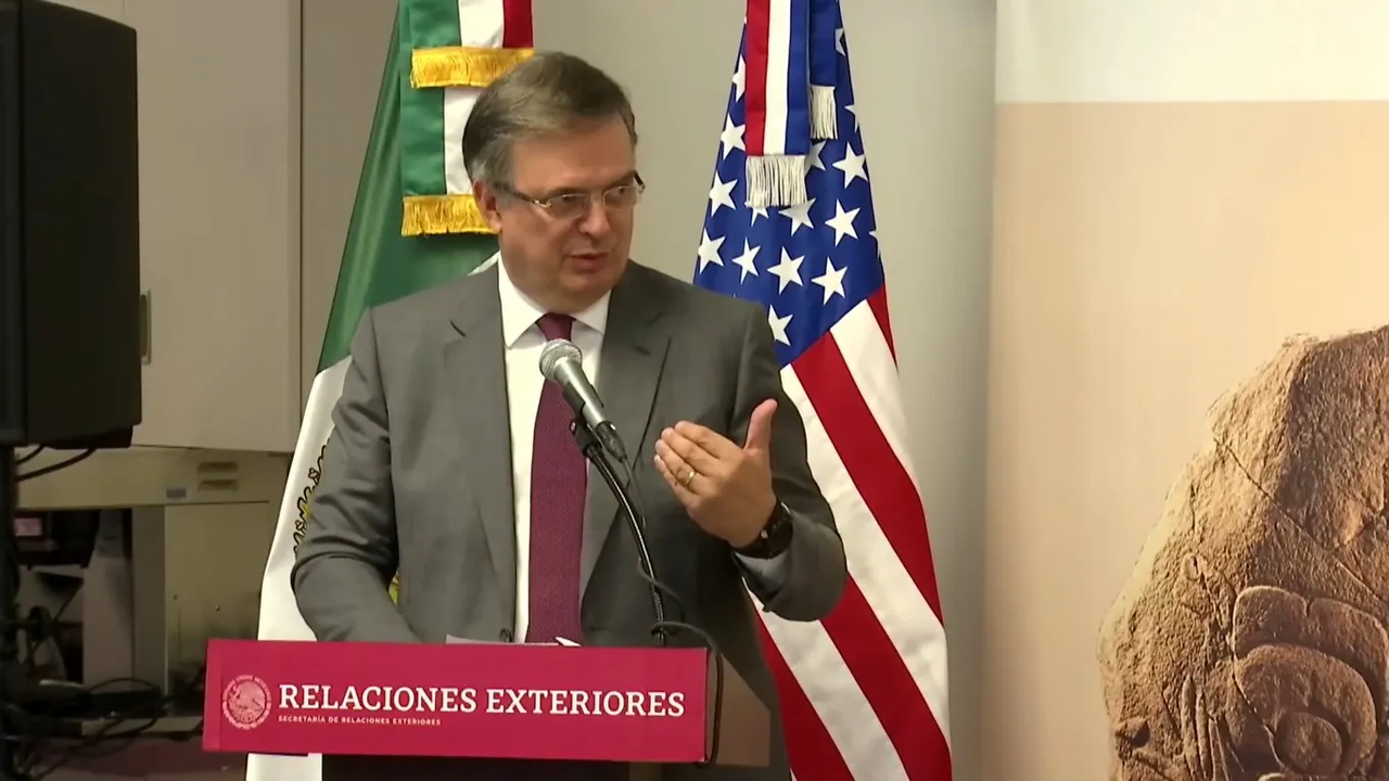 Recibe Ebrard “Monstruo de la Tierra” de parte del gobierno de EU