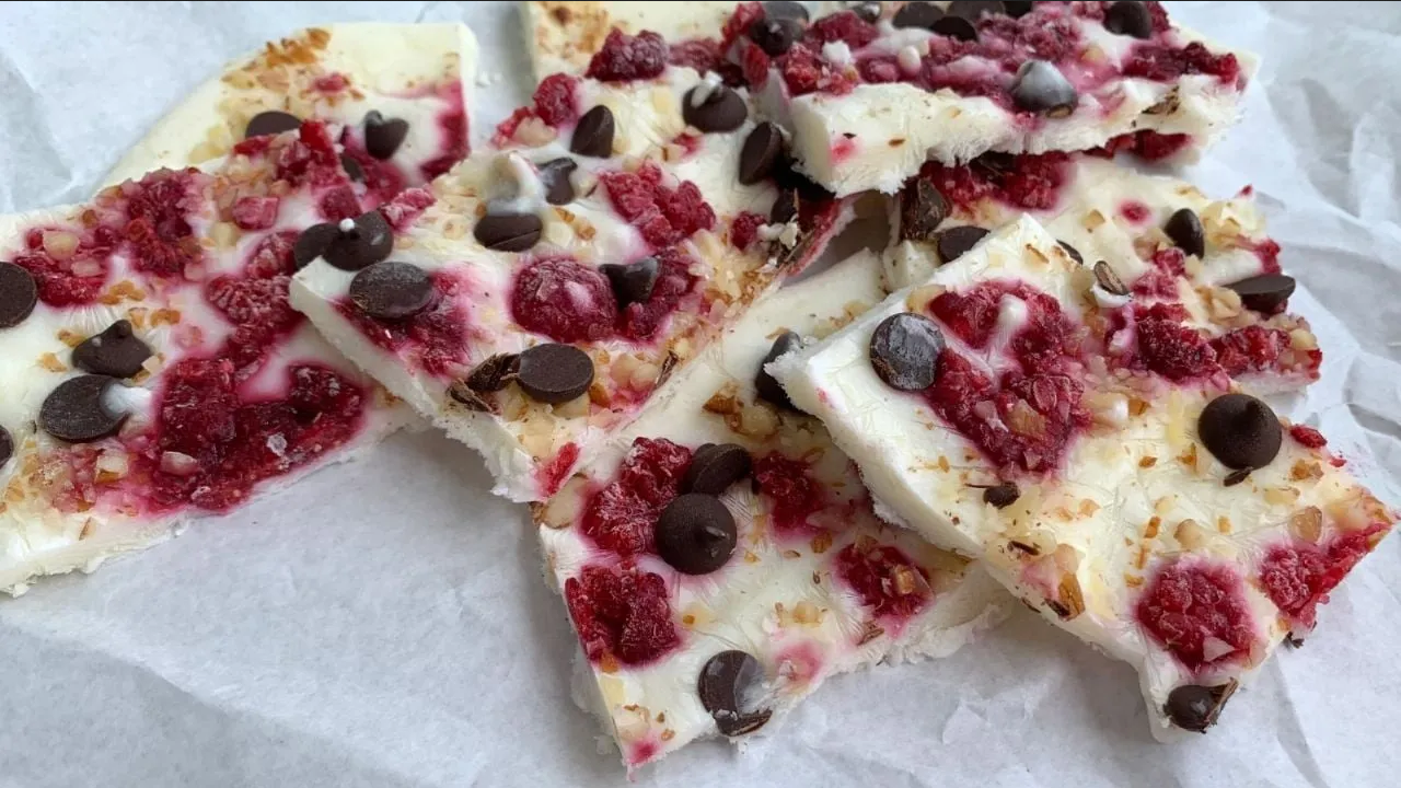 Prepara unas barritas de yogur con frutas rojas, delicioso aperitivo ligero