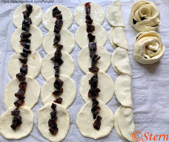 Слойки с черносливом в аэрогриле