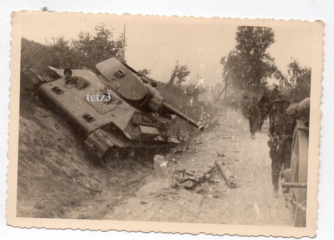 Russland Kämpfer zerstörtzer Panzer T34 Tank