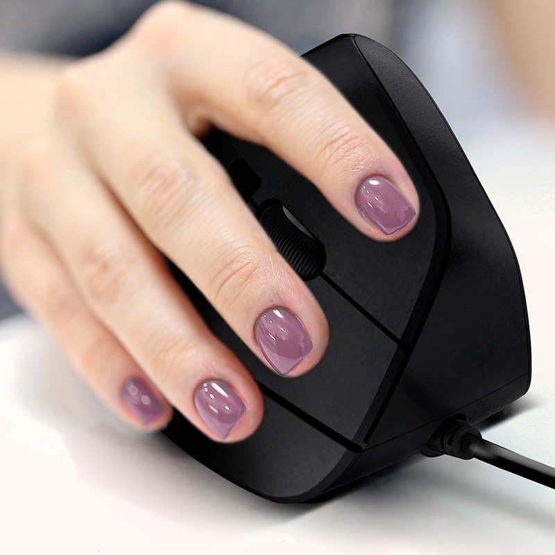 Mouse vertical KlipXtreme mostrando su línea de iluminación RGB y sus botones.