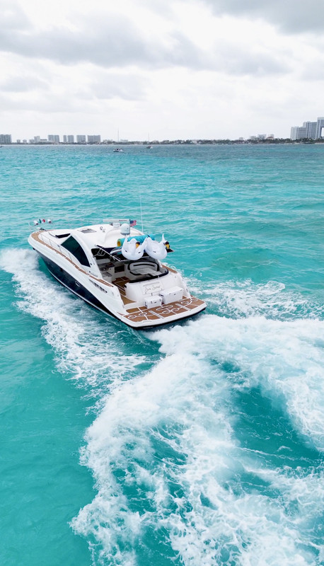 Sea Señor 52 ft luxury yacht charter Cancun - Bathroom facilities and comfortable cabin for 25 guests