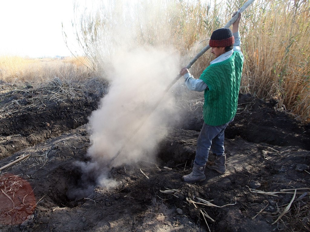 Alerta por extraño humo hirviendo que sale del interior de la tierra