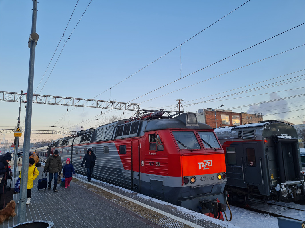 Электровоз_ЧС7-210_поезда_126_Вологда_-_Москва_на_Ярославском_вокзале.jpg