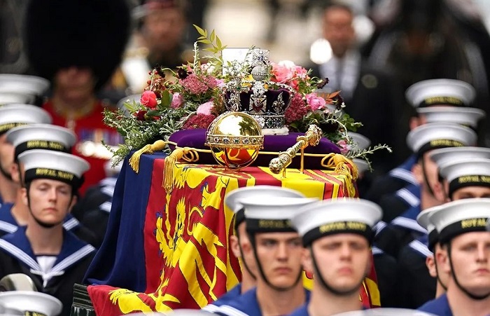 Terdapat sebuah catatan kecil pada karangan bunga di atas peti mati Ratu Elizabeth II yang ditulis oleh Raja Charles III.