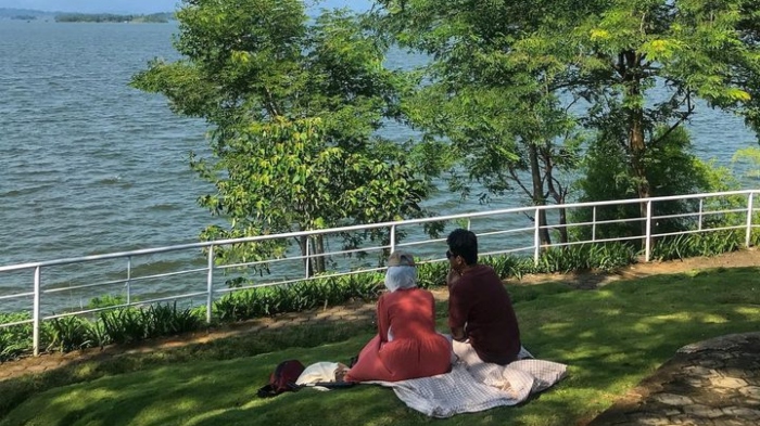 Pengunjung sedang menikmati keindahan lanskap Waduk Jatigede di wisata Tanjung Duriat.