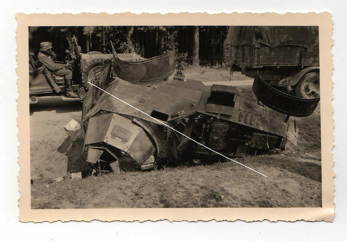 Orig. Foto WKII, Panzer abgeschossener Spähwagen