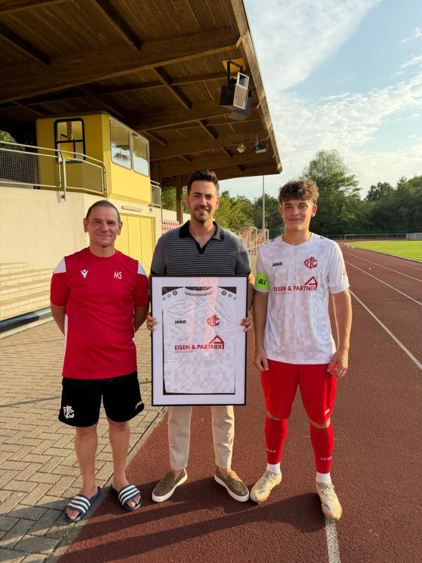 Trikot�bergabe beim FC Forst
