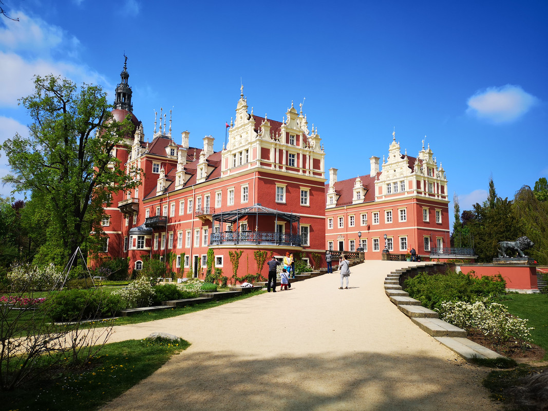 [Obrazek: New-castle-front-bad-muskau-saxony-germany.jpg]