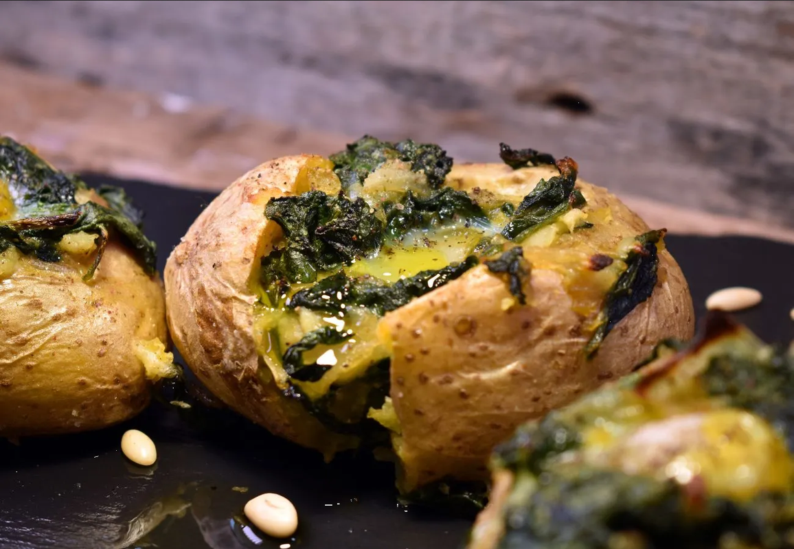 ¿Cómo preparar papas rellenas de espinacas con queso? Aquí la receta económica
