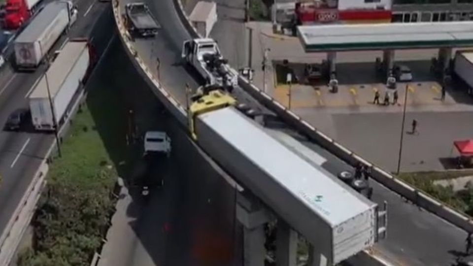 Un tráiler quedó colgado en puente de la carretera México-Querétaro, en Cuautitlán Izcalli