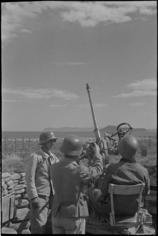En Crète, des servants allemands d'une pièce de DCA légère de 2 cm FlaK.1