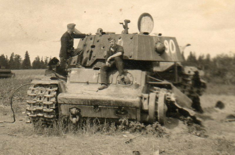 Foto Soldaten auf zerstörtem Panzer Rußland- 1942