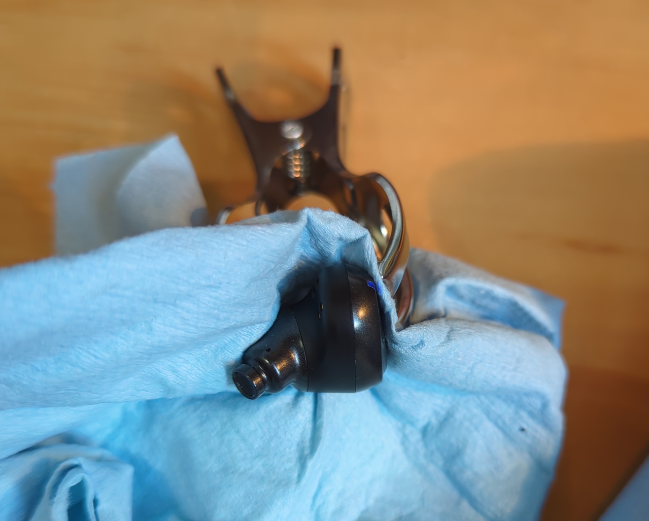 [Image: Pine-Buds-Pro-earbud-clamped-shut-with-a-clip.png]