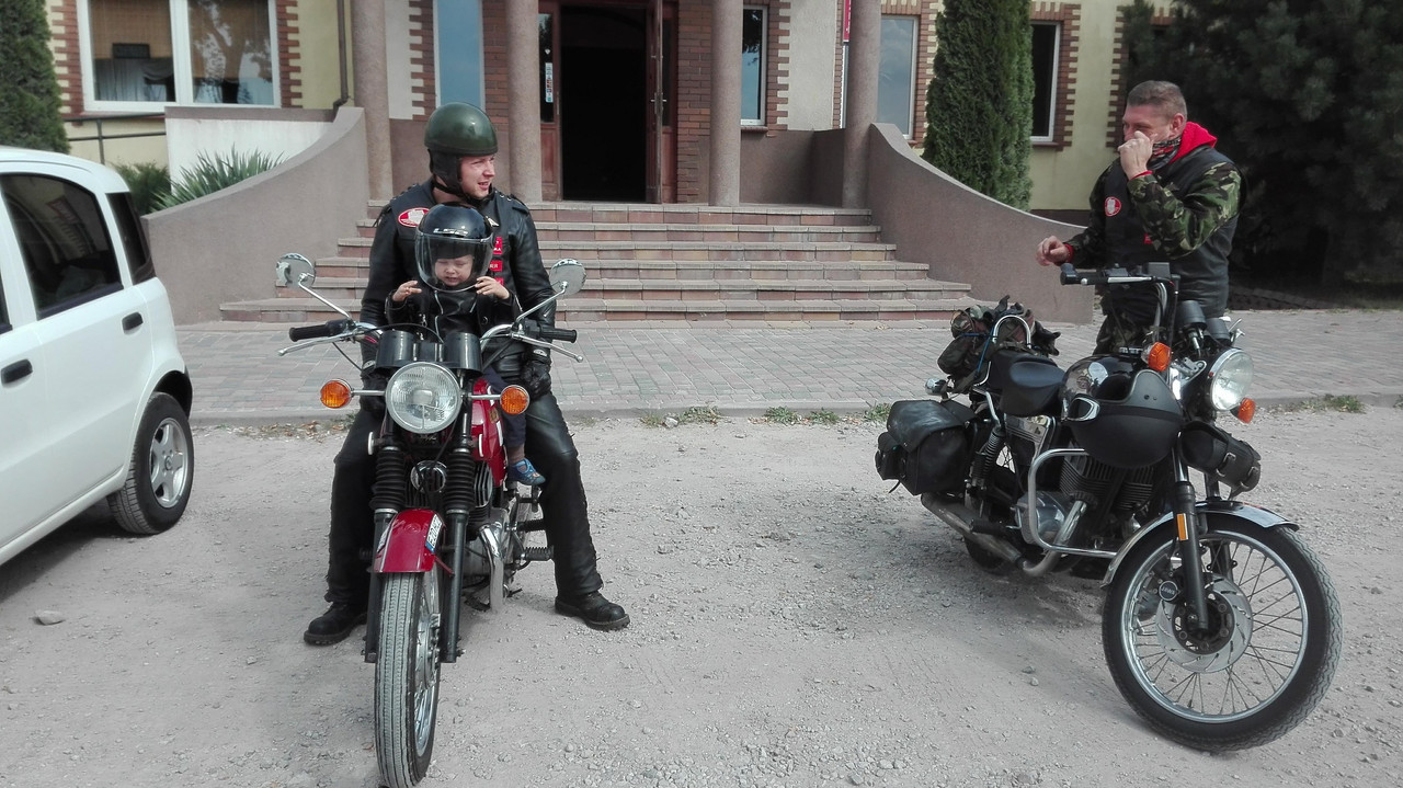 41386975_404237160107109_4800919919552102400_n