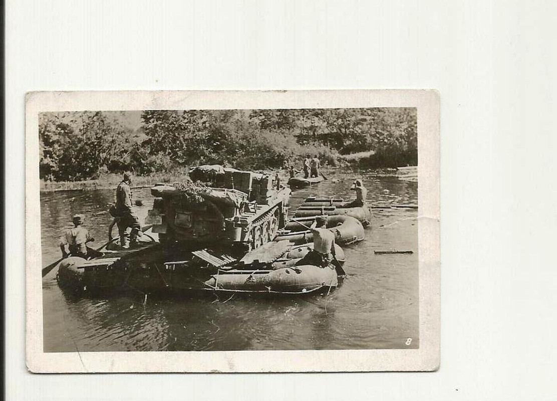 überquert auf Behelfsfähre Fluß,Flosssack,SdKfz