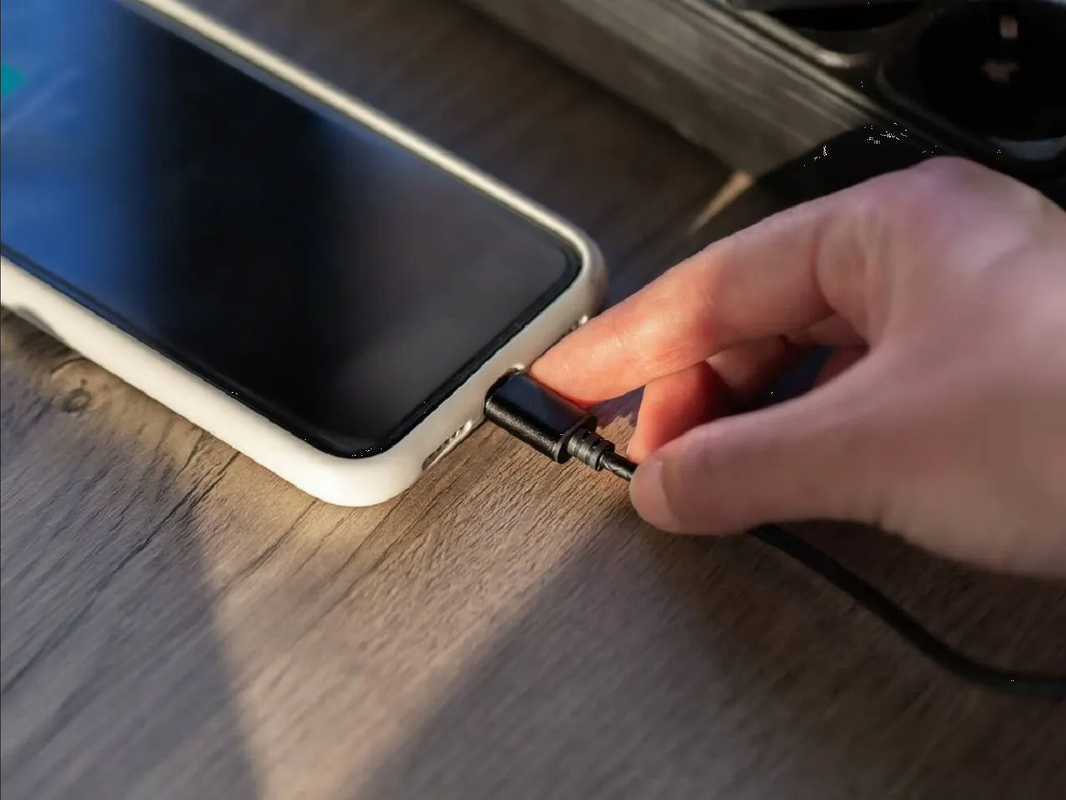 Esta es la razón por la que deberías cargar el celular sin su carcasa