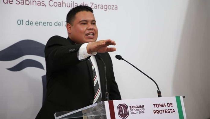 Alcalde de Morena lanza billetes en bautizo de su hijo; aseguran dio 100 mil pesos