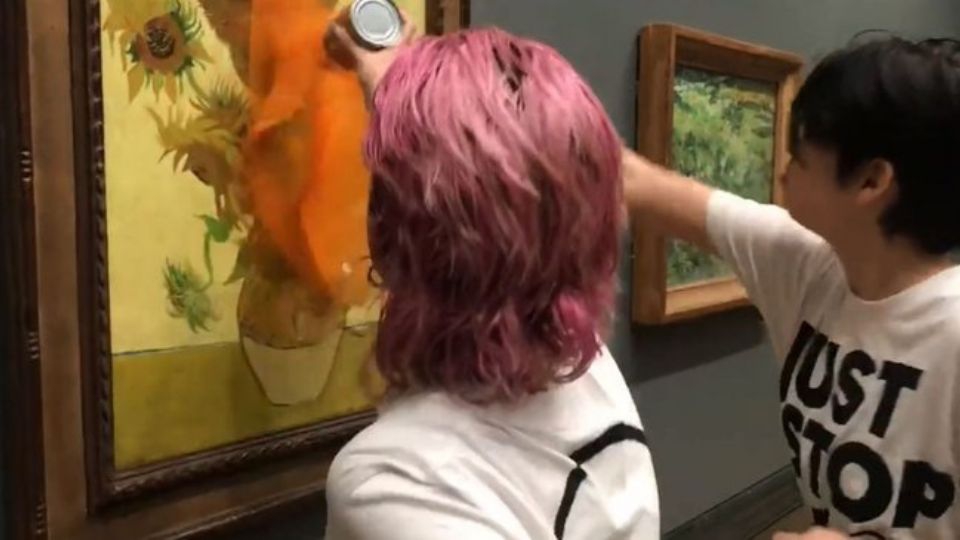 (VIDEO) De no creer: Ecologistas lanzan sopa a una reconocida obra de Van Gogh