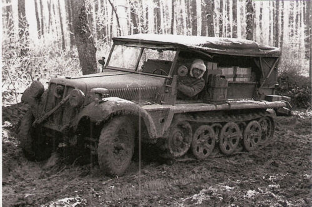 Halbkette Zugkraftwagen im Gelände