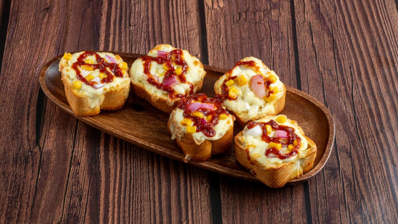 CORN & RED ONION GARLIC BREAD