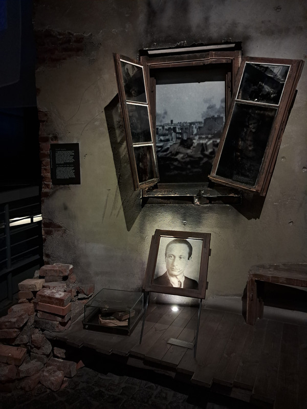 Varsovia 2024 la ciudad Fénix que resurgió de sus cenizas. - Blogs of Poland - Dia 2-Museo del alzamiento, museo Polin y gueto judío (13)