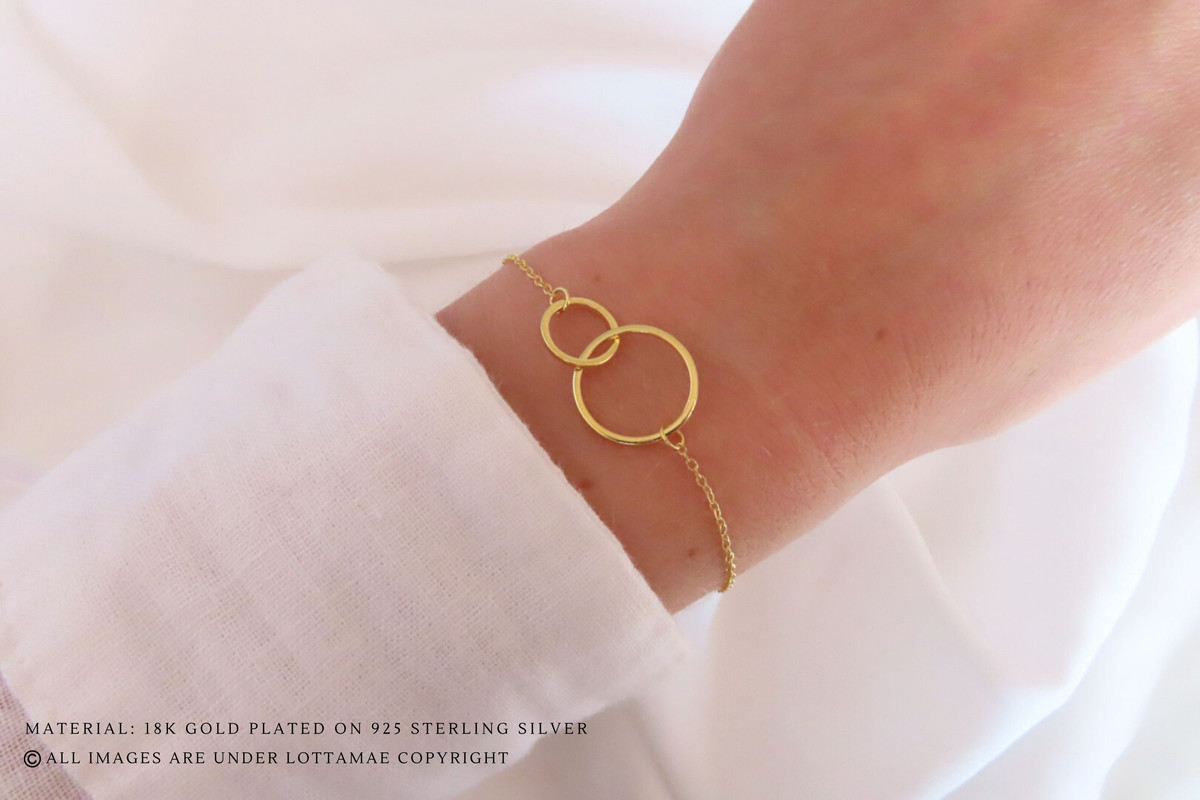 Esta preciosa pulsera minimalista para madre e hijo es la forma perfecta de demostrar tu amor y aprecio. Elaborada con plata de ley 925 y chapada en oro de 18k para un acabado de lujo, consta de dos anillos, uno grande y otro pequeño, que simbolizan el vínculo entre madre e hijo. Su diseño sencillo es llamativo pero discreto, por lo que es perfecto para llevar a diario. Un diseño atemporal que tanto usted como su hijo atesorarán para siempre. Regala esta pulsera como un recuerdo especial que será apreciado y recordado durante muchos años.
