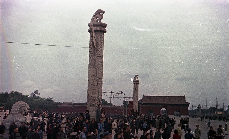 Провозглашение Китайской Народной Республики 1 октября 1949 г. Провозглашение Китайской Народной Республики 1 октября 1949 г. снимке, Владиславович, Владислав, Микоша, серой, куртке, СНИМКОВ, МНОГОМНОГО, КАТОМ, фотокинооператор, советский, случаю, октября, Тяньаньмэ́нь, площади, провозглашение, Китайской, автор, республики, Народной