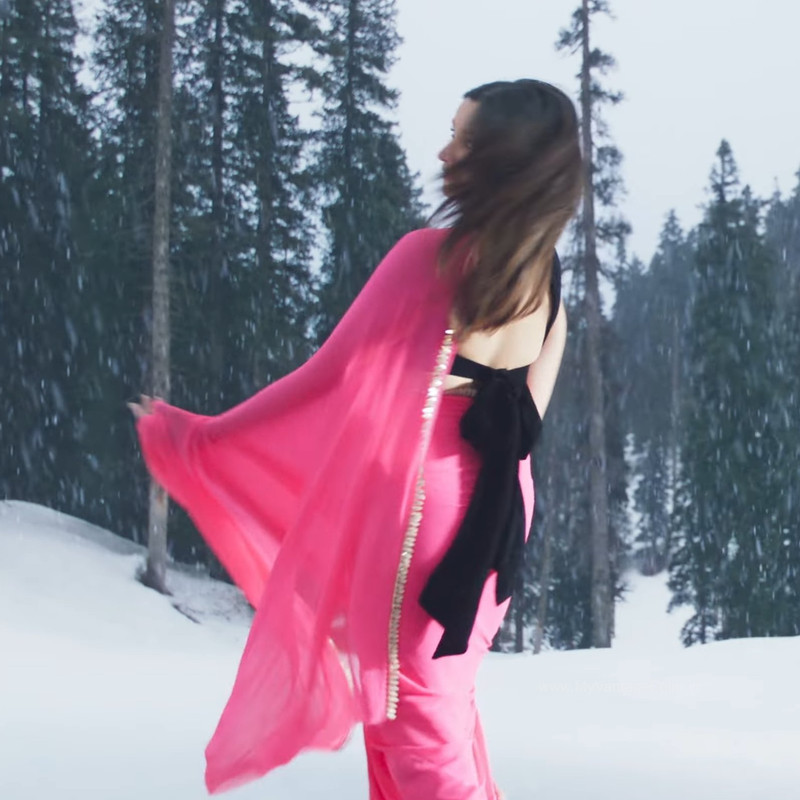 hot-back-of-alia-bhatt-in-rocky-aur-rani-ki-prem-kahani-2023