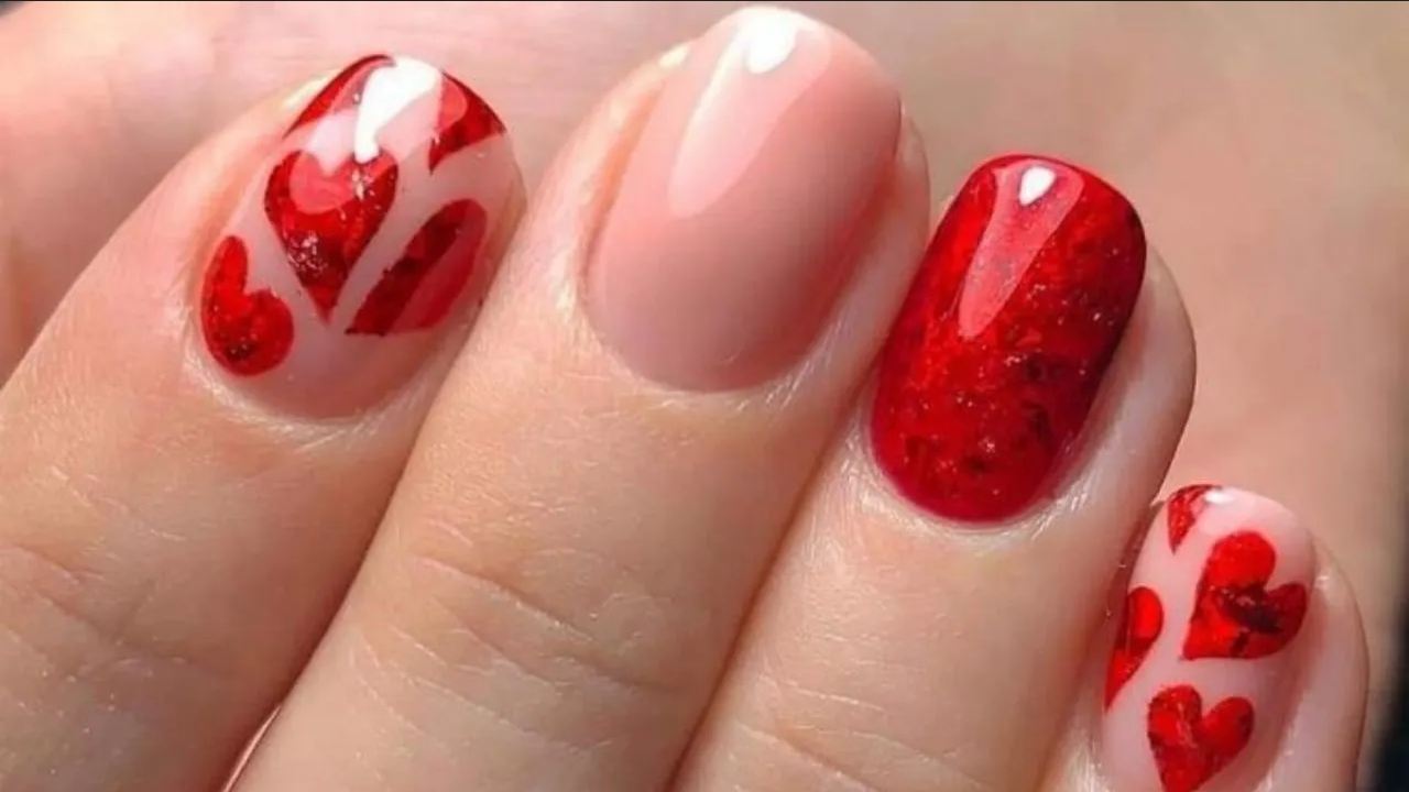 Ideas de uñas con esmalte rojo metalizado para lucir en San Valentín