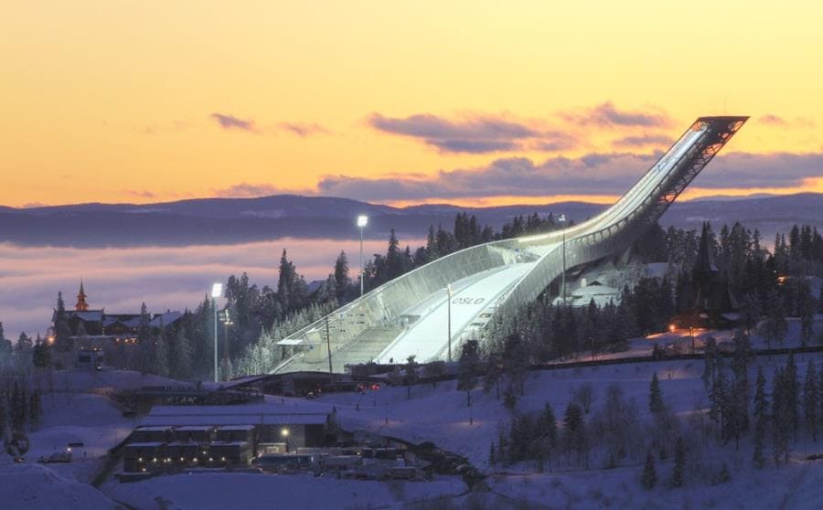 Холменколлен (Holmenkollen) - старейший в мире действующий лыжный трамплин Холменколлен (Holmenkollen) - старейший в мире действующий лыжный трамплин