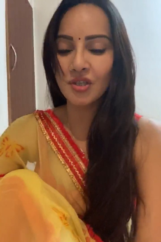 Geetanjali Mishra Sexy Cleavage and armpit though in Orange sleevless saree.mp4_snapshot_00.22.498
